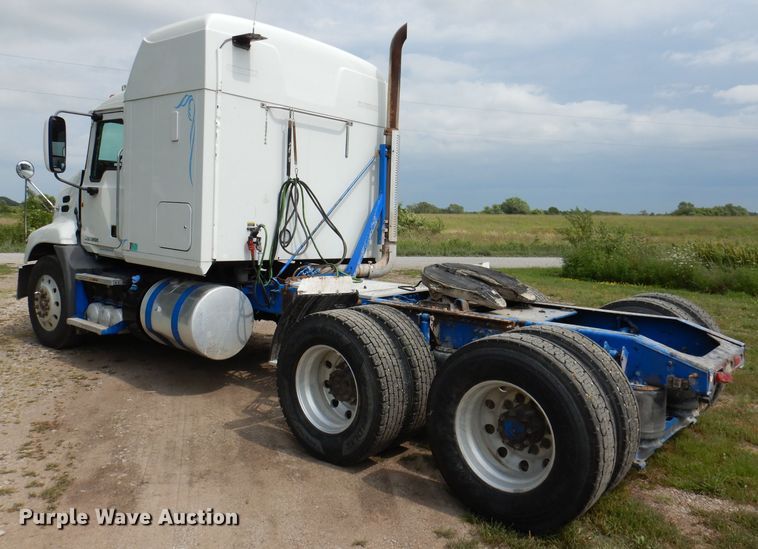 image for item IN9839 2013 Mack CXU613  semi truck