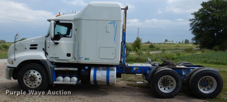 image for item IN9839 2013 Mack CXU613  semi truck