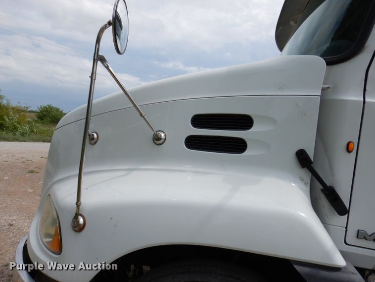 image for item IN9839 2013 Mack CXU613  semi truck