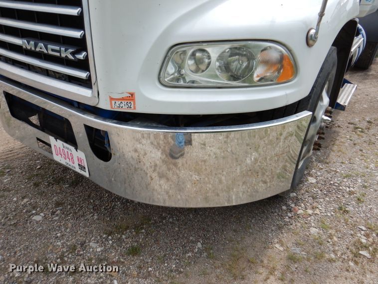 image for item IN9839 2013 Mack CXU613  semi truck