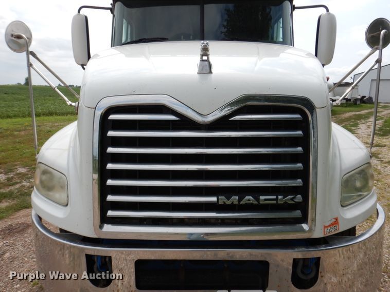 image for item IN9839 2013 Mack CXU613  semi truck