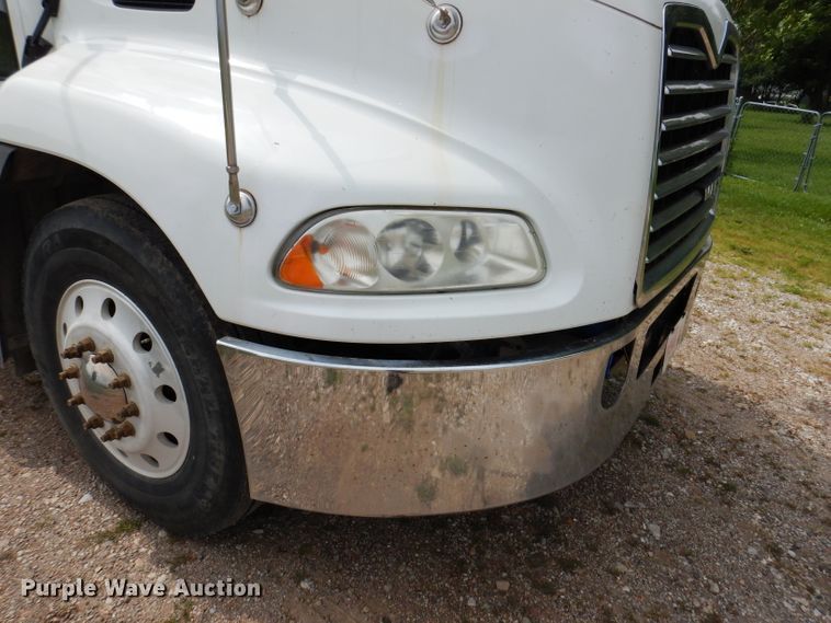 image for item IN9839 2013 Mack CXU613  semi truck