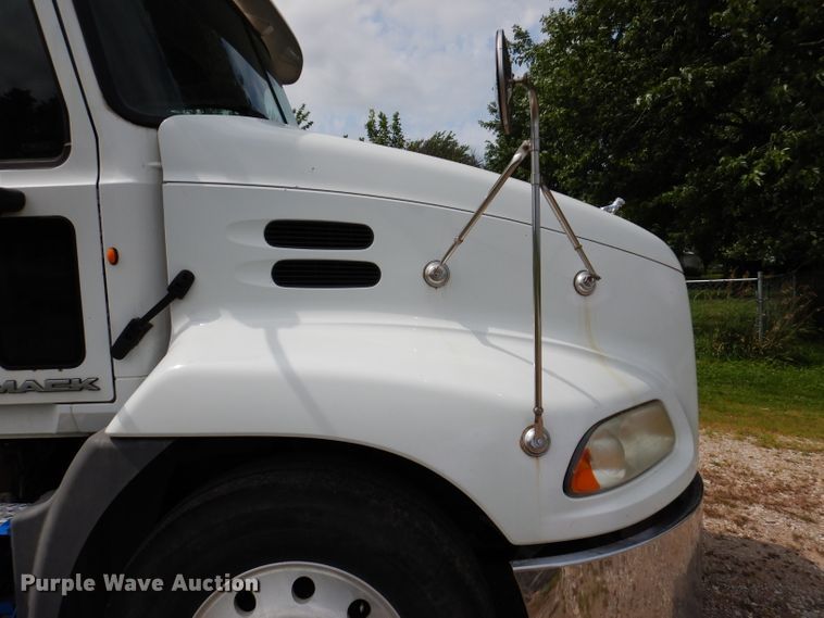 image for item IN9839 2013 Mack CXU613  semi truck