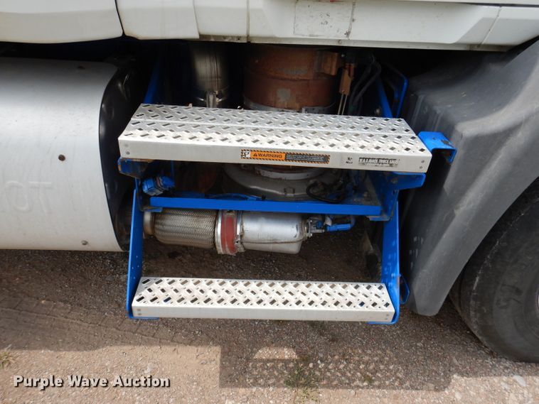 image for item IN9839 2013 Mack CXU613  semi truck