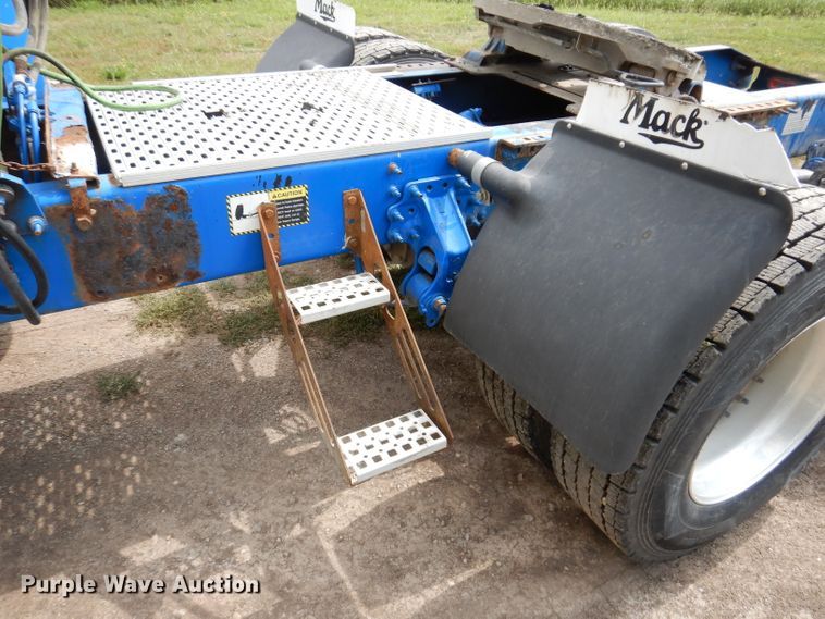 image for item IN9839 2013 Mack CXU613  semi truck