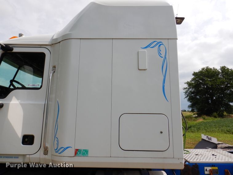 image for item IN9839 2013 Mack CXU613  semi truck