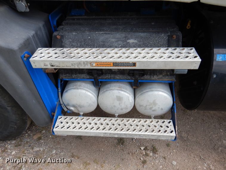 image for item IN9839 2013 Mack CXU613  semi truck