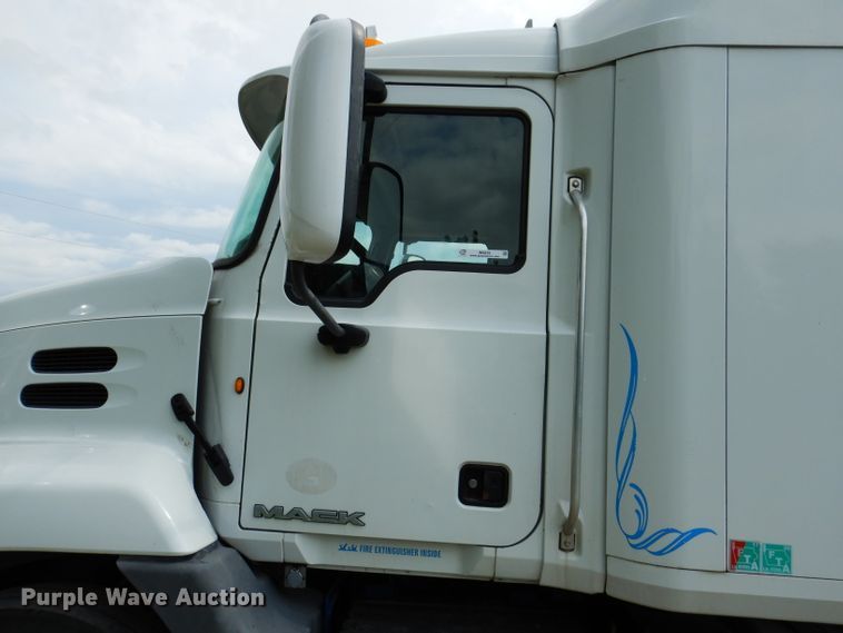 image for item IN9839 2013 Mack CXU613  semi truck