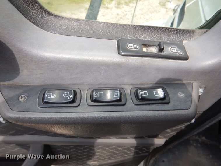 image for item IN9839 2013 Mack CXU613  semi truck