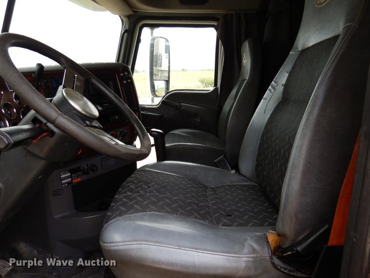 image for item IN9839 2013 Mack CXU613  semi truck