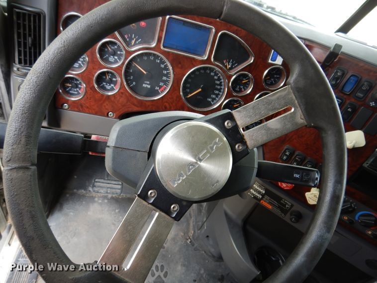 image for item IN9839 2013 Mack CXU613  semi truck