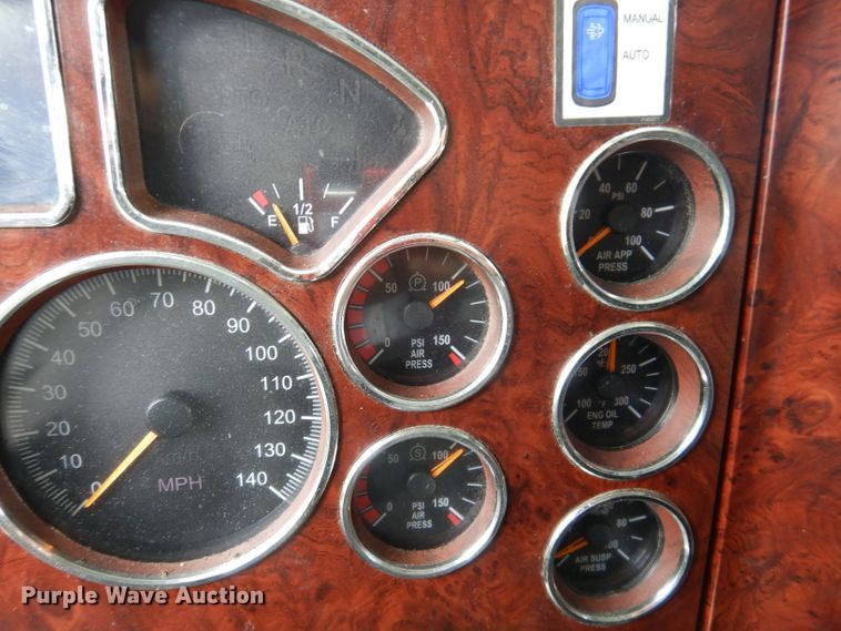 image for item IN9839 2013 Mack CXU613  semi truck