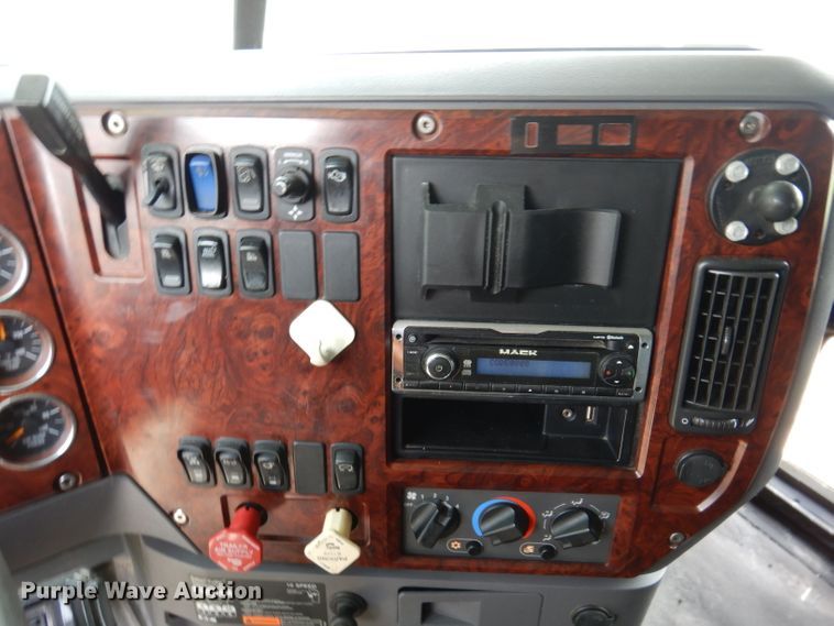 image for item IN9839 2013 Mack CXU613  semi truck