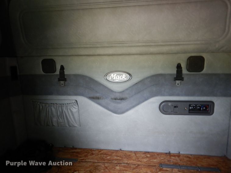 image for item IN9839 2013 Mack CXU613  semi truck