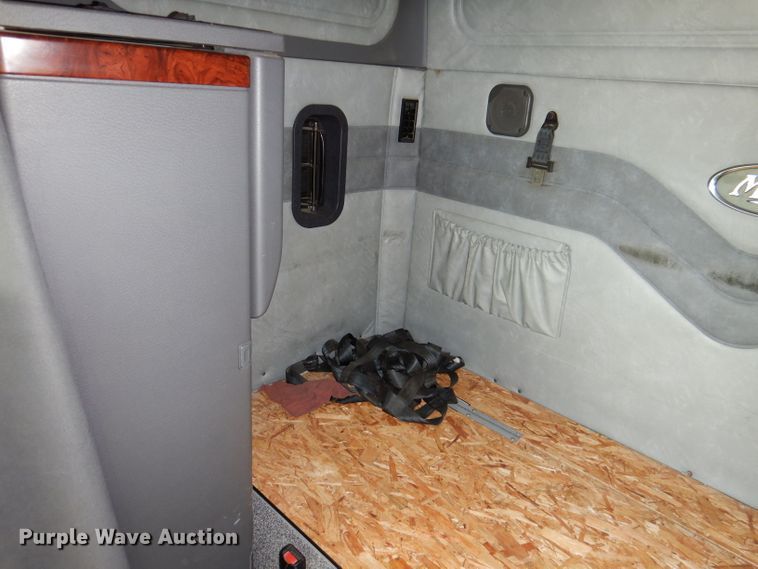 image for item IN9839 2013 Mack CXU613  semi truck