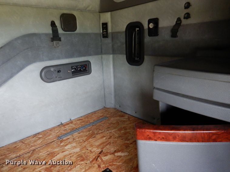 image for item IN9839 2013 Mack CXU613  semi truck