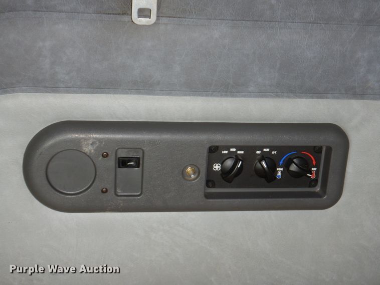 image for item IN9839 2013 Mack CXU613  semi truck