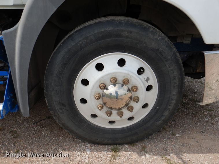 image for item IN9839 2013 Mack CXU613  semi truck