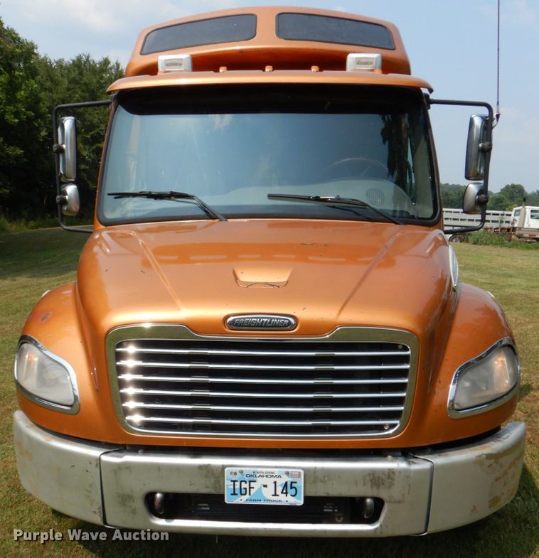 image for item IR9025 2006 Freightliner Business Class M2  semi truck