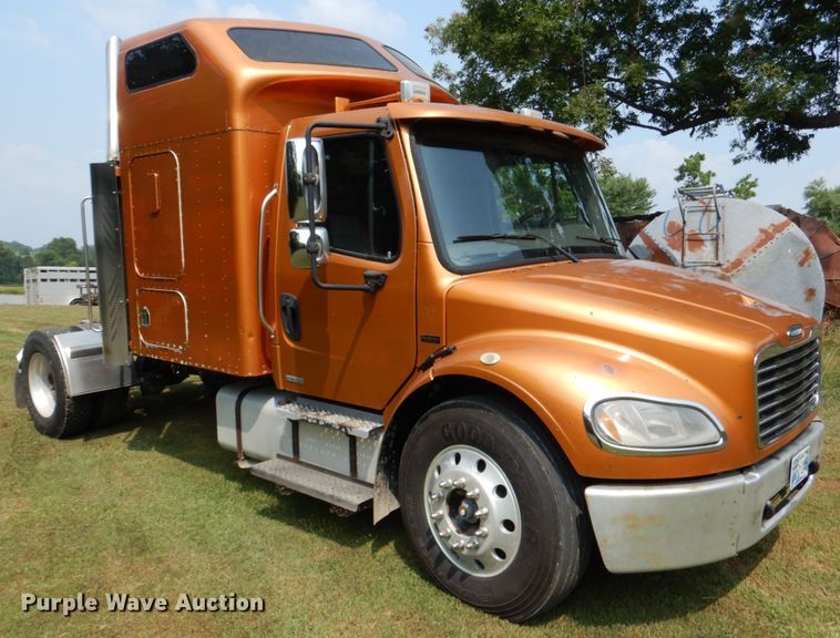 image for item IR9025 2006 Freightliner Business Class M2  semi truck