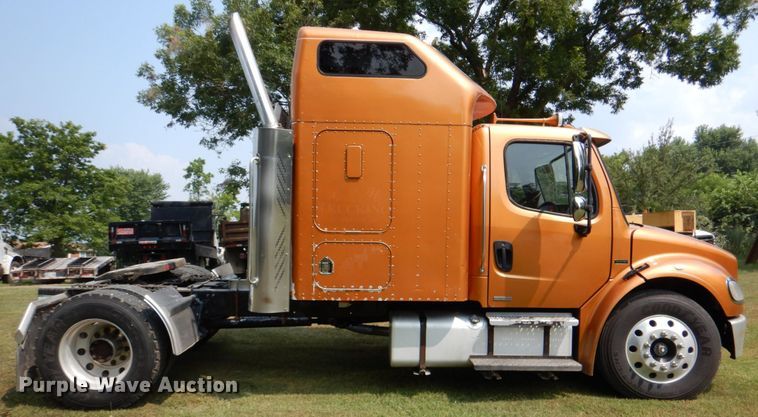 image for item IR9025 2006 Freightliner Business Class M2  semi truck