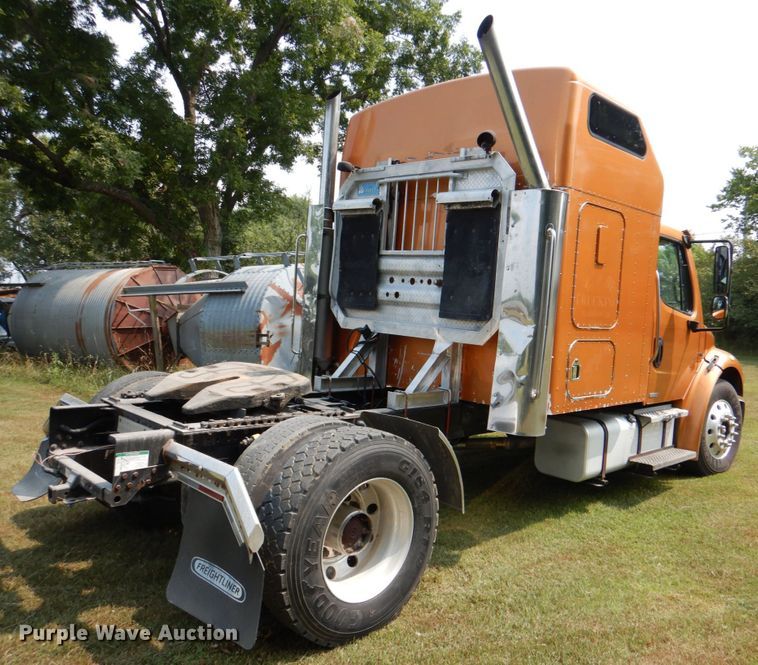 image for item IR9025 2006 Freightliner Business Class M2  semi truck