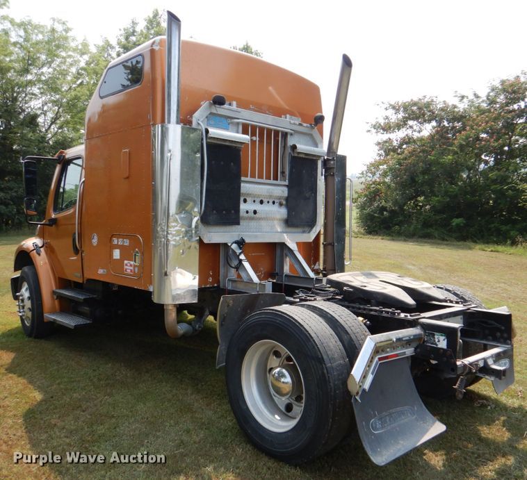 image for item IR9025 2006 Freightliner Business Class M2  semi truck