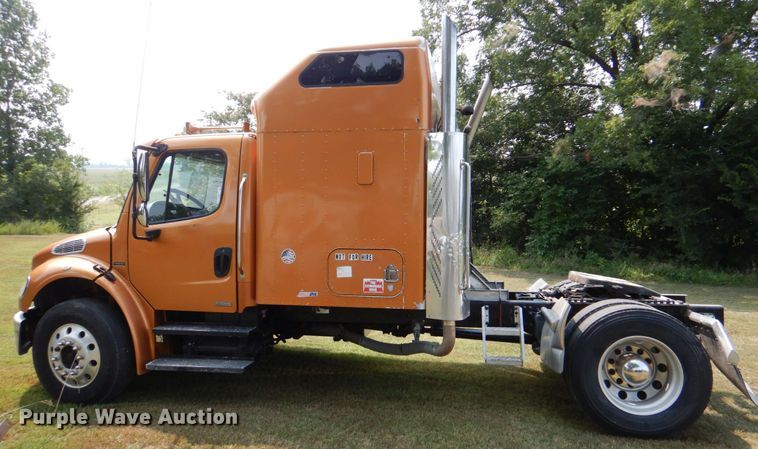 image for item IR9025 2006 Freightliner Business Class M2  semi truck