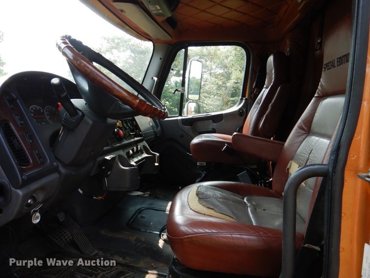 image for item IR9025 2006 Freightliner Business Class M2  semi truck