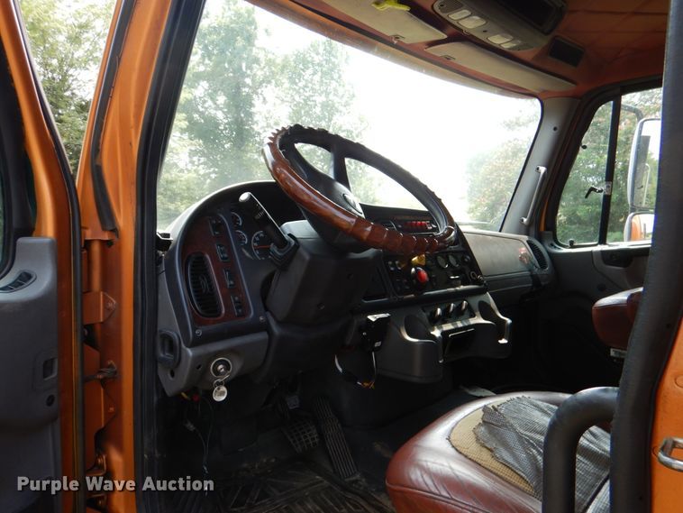 image for item IR9025 2006 Freightliner Business Class M2  semi truck