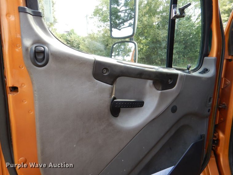 image for item IR9025 2006 Freightliner Business Class M2  semi truck