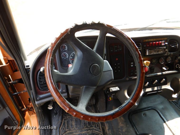 image for item IR9025 2006 Freightliner Business Class M2  semi truck