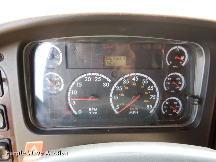 image for item IR9025 2006 Freightliner Business Class M2  semi truck