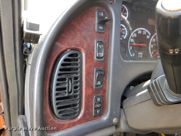 image for item IR9025 2006 Freightliner Business Class M2  semi truck