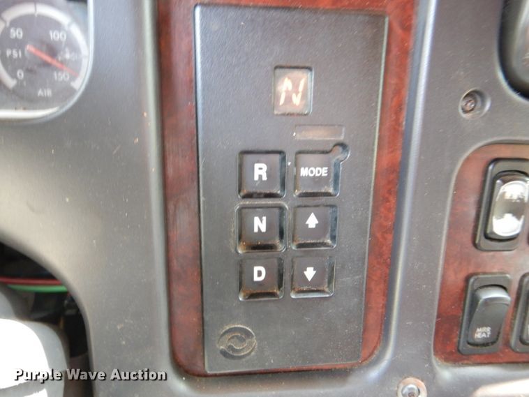 image for item IR9025 2006 Freightliner Business Class M2  semi truck