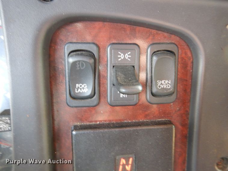 image for item IR9025 2006 Freightliner Business Class M2  semi truck