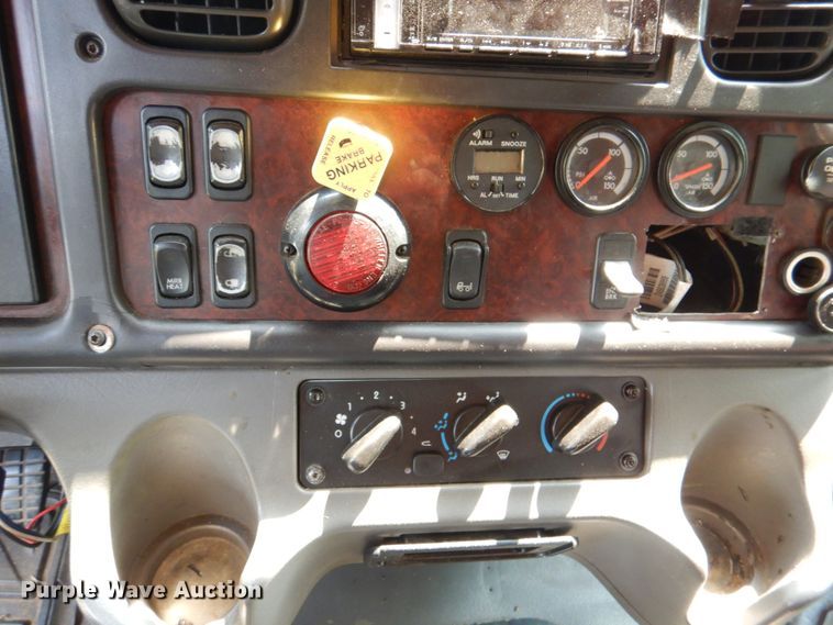 image for item IR9025 2006 Freightliner Business Class M2  semi truck