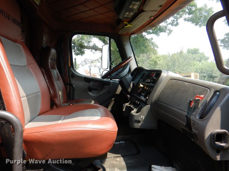 image for item IR9025 2006 Freightliner Business Class M2  semi truck