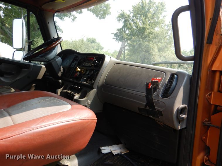 image for item IR9025 2006 Freightliner Business Class M2  semi truck