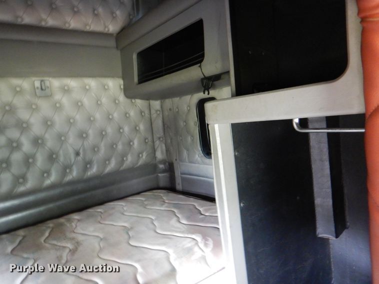 image for item IR9025 2006 Freightliner Business Class M2  semi truck