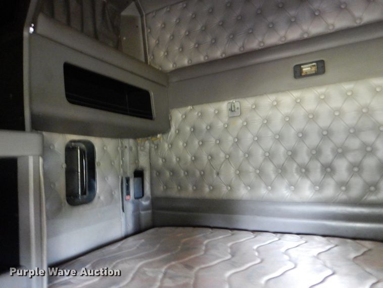 image for item IR9025 2006 Freightliner Business Class M2  semi truck