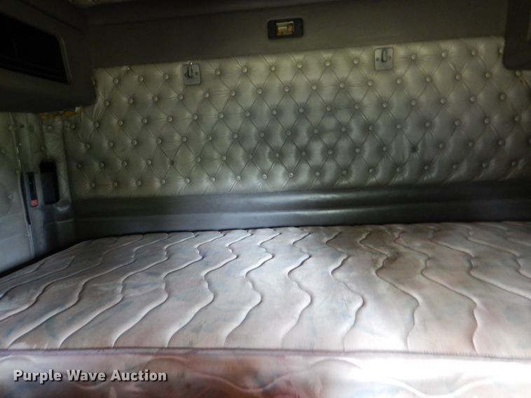 image for item IR9025 2006 Freightliner Business Class M2  semi truck