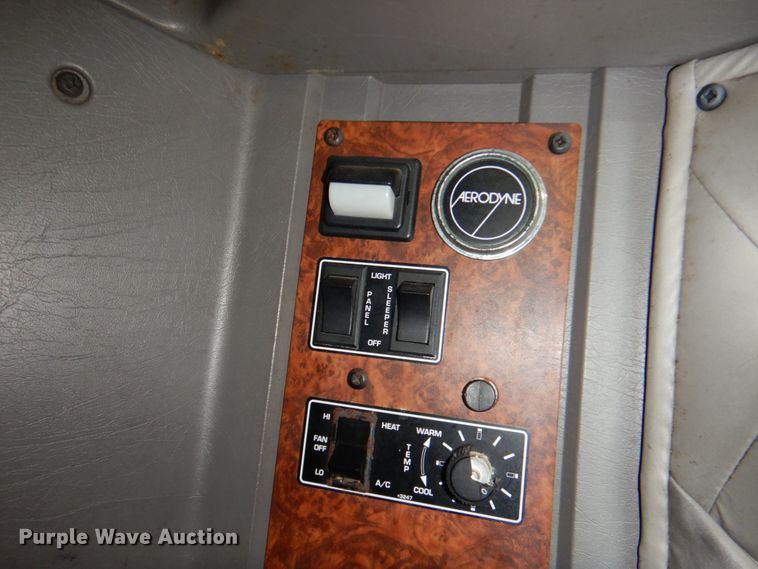 image for item IR9025 2006 Freightliner Business Class M2  semi truck