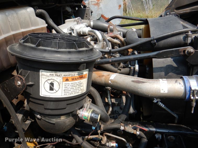 image for item IR9025 2006 Freightliner Business Class M2  semi truck