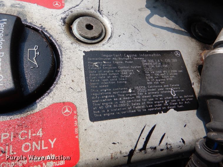 image for item IR9025 2006 Freightliner Business Class M2  semi truck