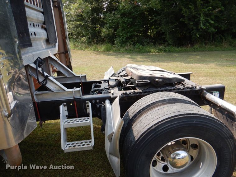 image for item IR9025 2006 Freightliner Business Class M2  semi truck