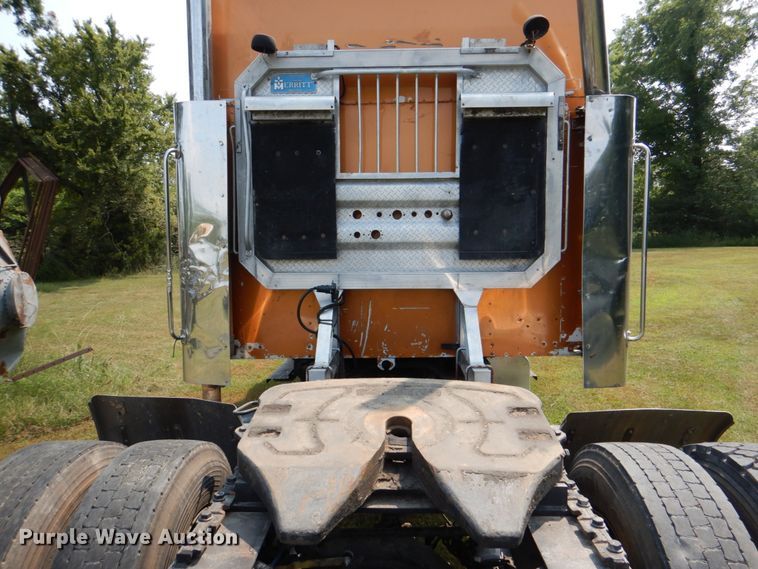 image for item IR9025 2006 Freightliner Business Class M2  semi truck