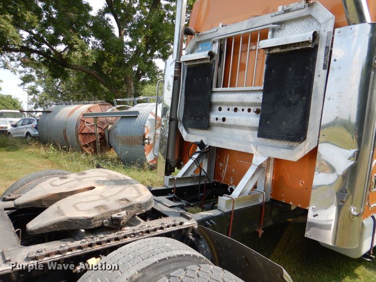 image for item IR9025 2006 Freightliner Business Class M2  semi truck