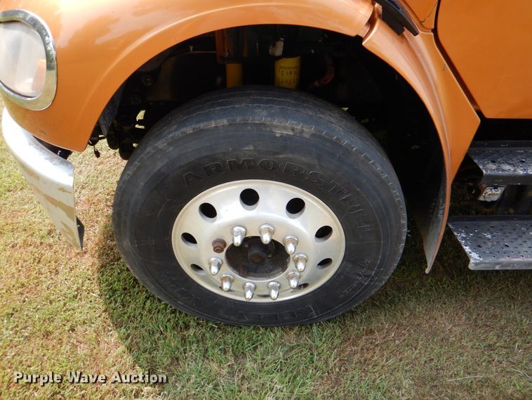 image for item IR9025 2006 Freightliner Business Class M2  semi truck