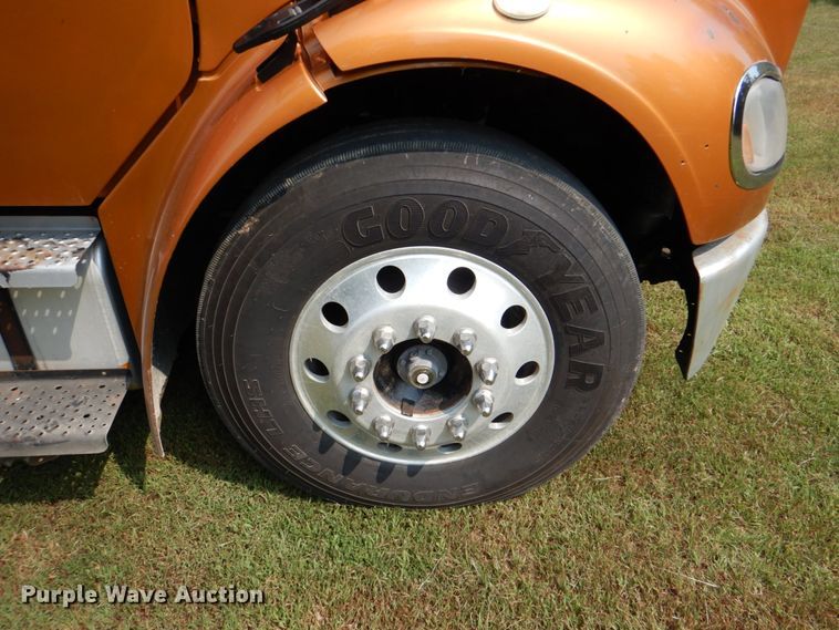 image for item IR9025 2006 Freightliner Business Class M2  semi truck